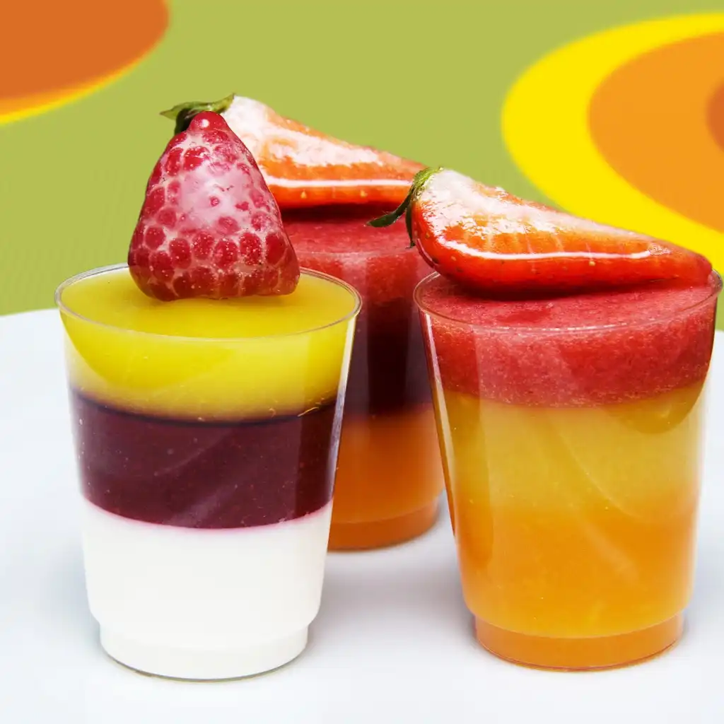 ژله در لیوان پایه دار ژله در لیوان پایه دار