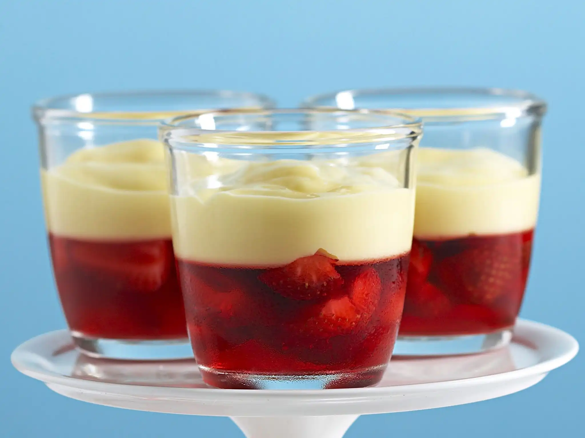 ژله در لیوان پایه دار ژله در لیوان پایه دار